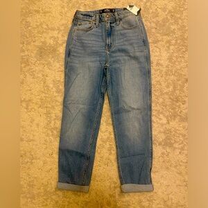Hollister ultra high rise mom jean 3S W26 L25  NWT